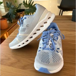 On Cloud Women’s Cloud Surfer light blue and white Running shoes